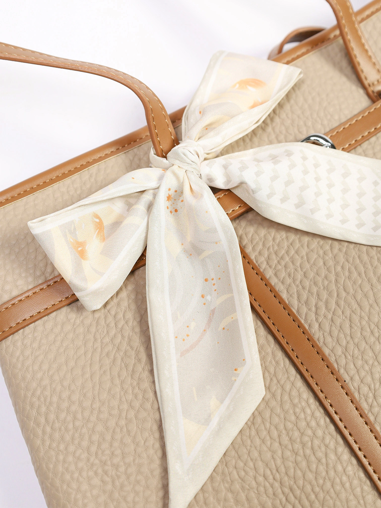 Сумка-тоут с контрастными ручками и ремешком с пряжкой в ассортименте